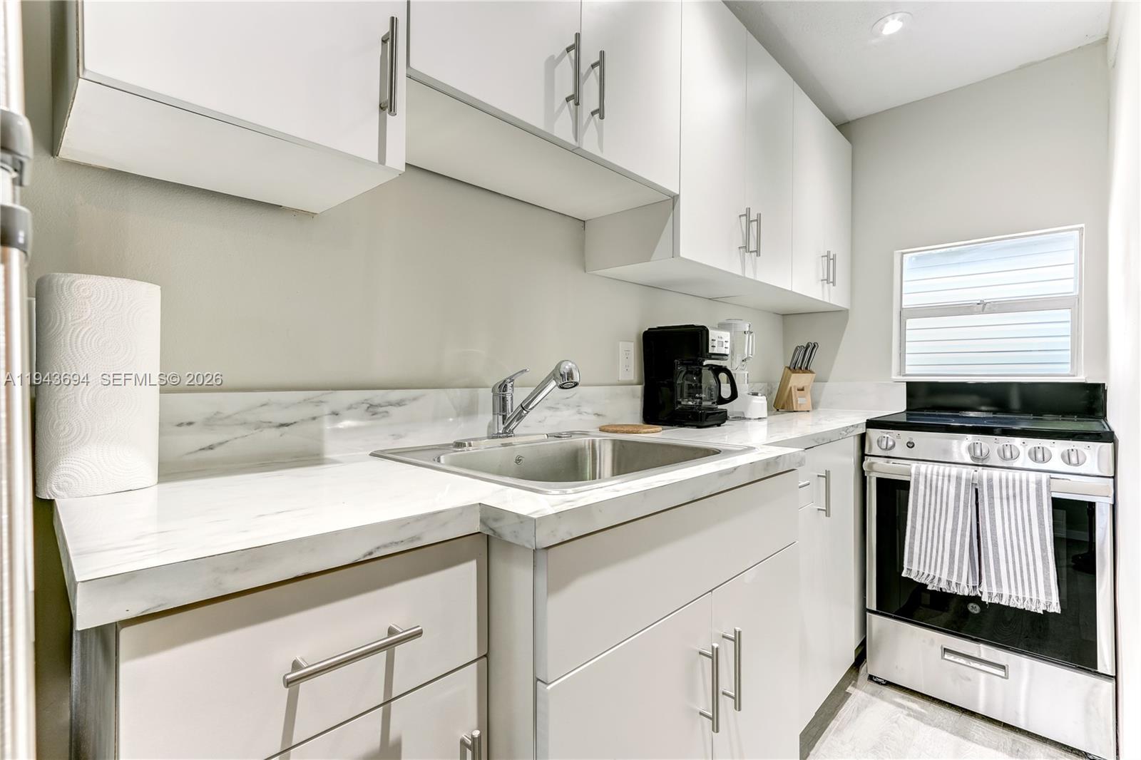 HOLLYWOOD LITTLE RANCHES - Residential Lease