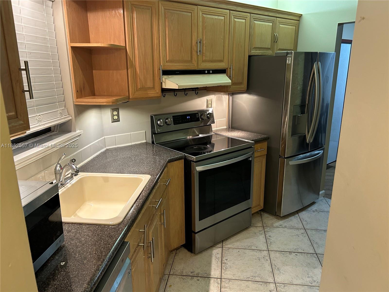 PLANTATION CLUB B CONDO - Residential