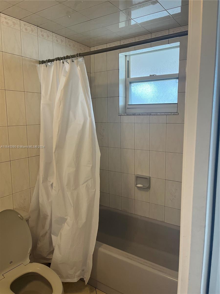 Large efficiency, Small Kitchen, large bathroom, private entrance, water and electricity included.