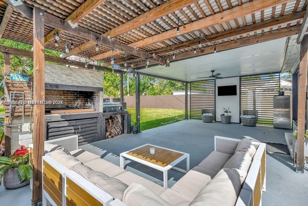 HOLLYWOOD LITTLE RANCHES - Residential