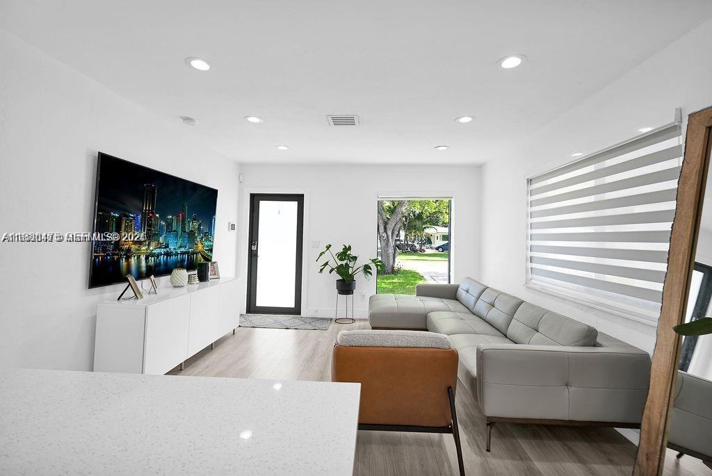 HOLLYWOOD LITTLE RANCHES - Residential