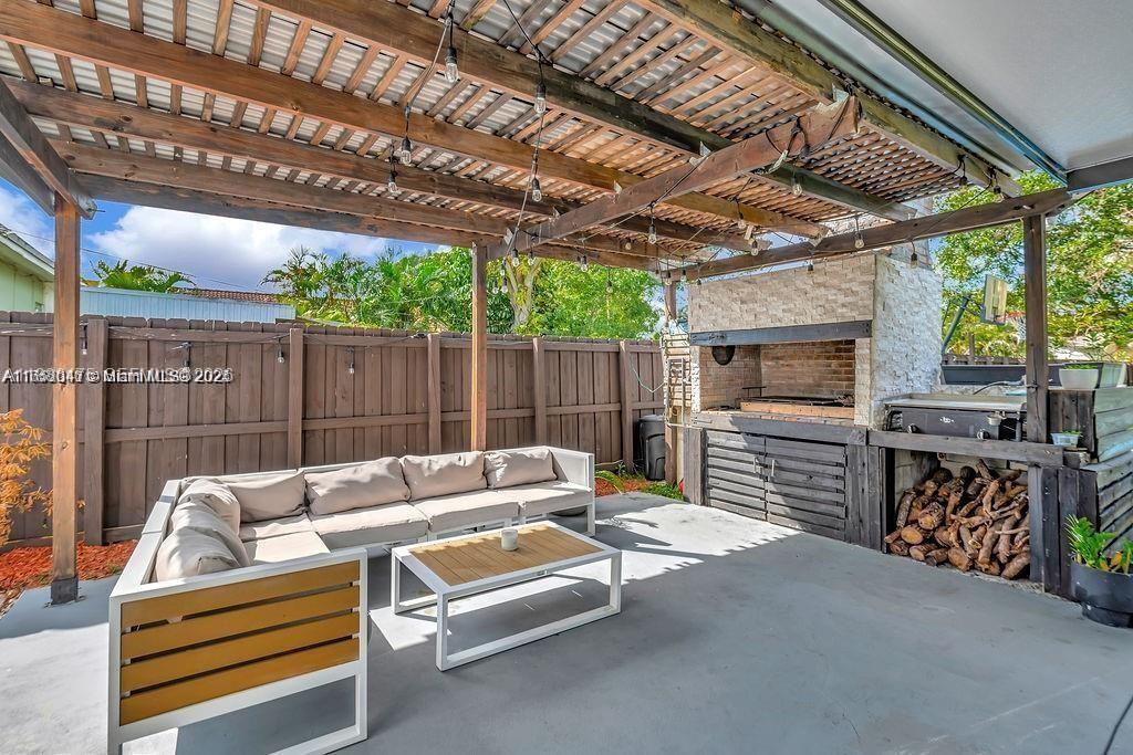 HOLLYWOOD LITTLE RANCHES - Residential