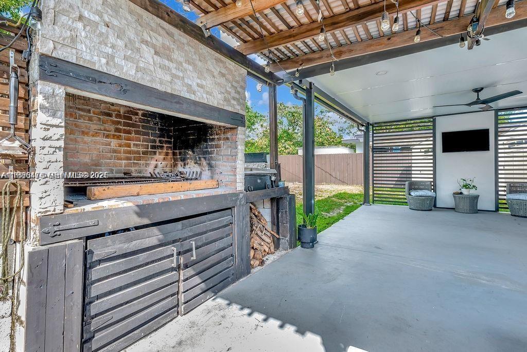 HOLLYWOOD LITTLE RANCHES - Residential