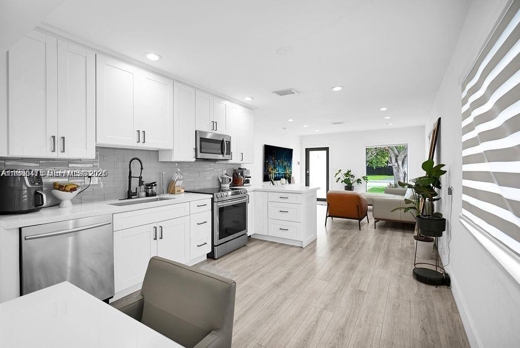 HOLLYWOOD LITTLE RANCHES - Residential