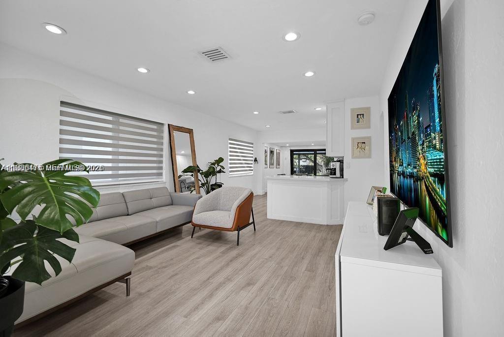HOLLYWOOD LITTLE RANCHES - Residential