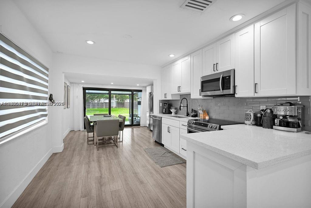 HOLLYWOOD LITTLE RANCHES - Residential