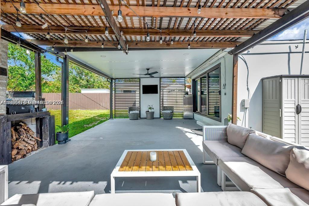 HOLLYWOOD LITTLE RANCHES - Residential