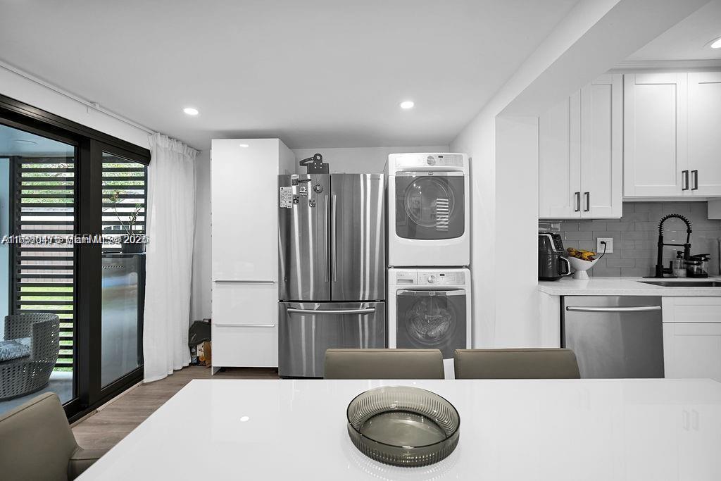 HOLLYWOOD LITTLE RANCHES - Residential