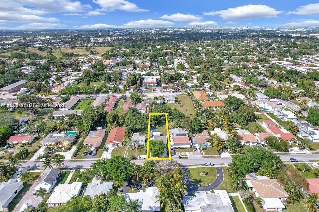 HOLLYWOOD LITTLE RANCHES - Residential