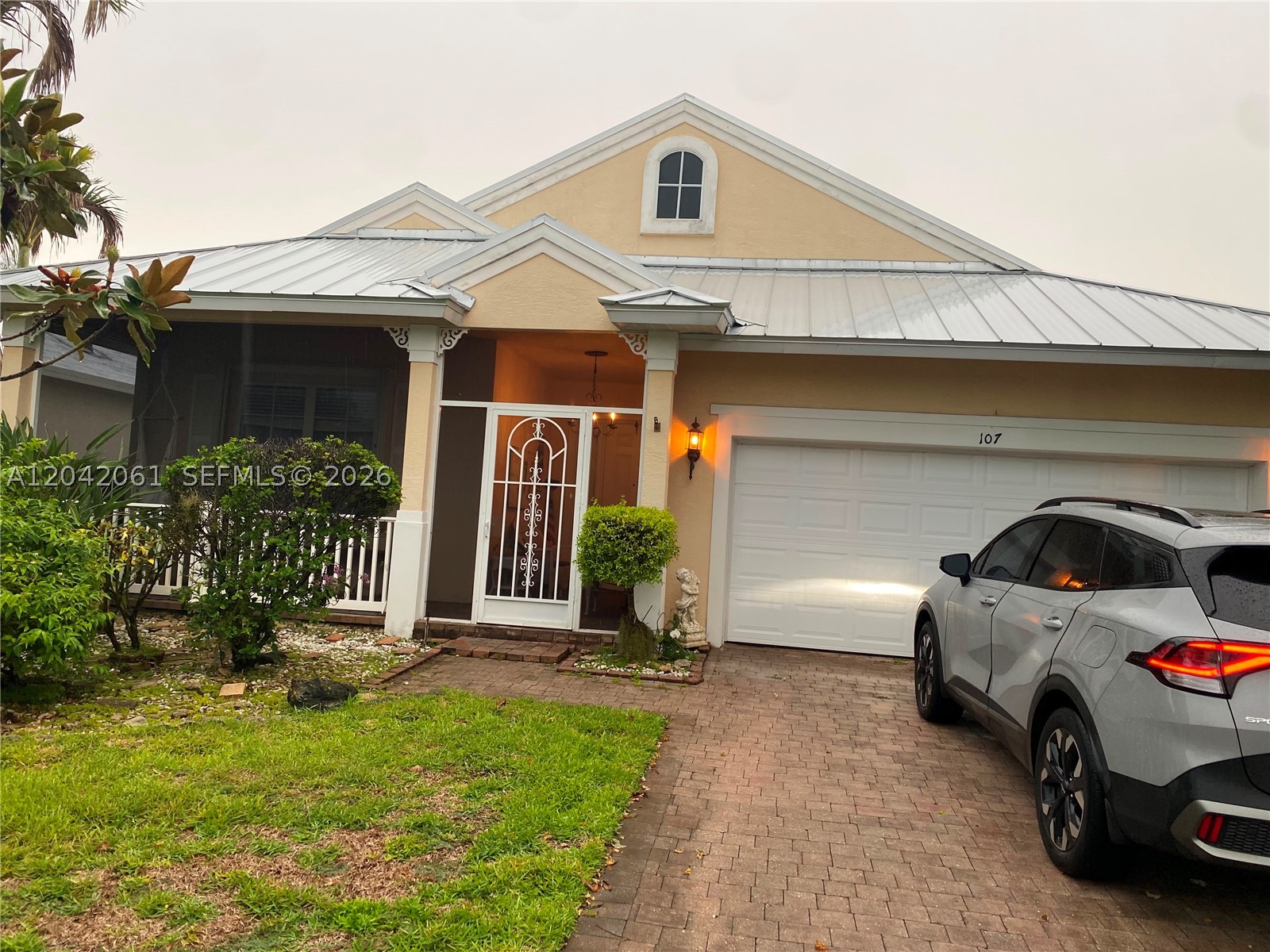 MOTIVATED SELLER, : new roof.  Beautiful, spacious, and cozy HOUSE, located in the heart of Port St. Lucie, in the Magnolia Lakes community. It has 3 bedrooms, each with a window overlooking the street, 2 full bathrooms, a dining room, a garage, and outdoor spaces perfect for enjoying Florida's warm weather. Located close to main avenues, schools, shopping centers, restaurants, and supermarkets.
