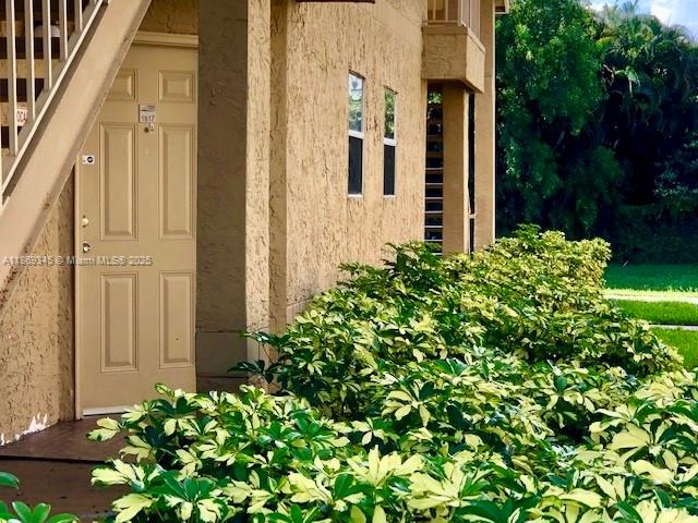 For rent 2 bedroom & 1 bathroom unit in a beautiful community, Ponte Verde condominium West Palm Beach. The condo offers a pleasant experience where you have access to 2 swimming pools, clubhouse, tennis courts, fitness center and recreational areas. Located close to shopping centers, the airport, downtown, Palm Beach outlet, restaurants and more.