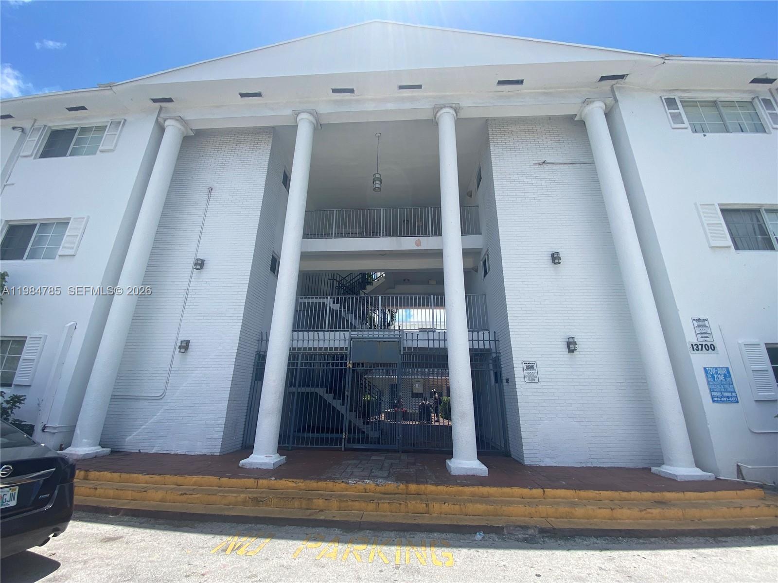 1bed/1bath unit in White House Condo in North Miami. Minutes from I-95. No rental restrictions. Low HOA. Unit rented for $1,550 until 11/2026.