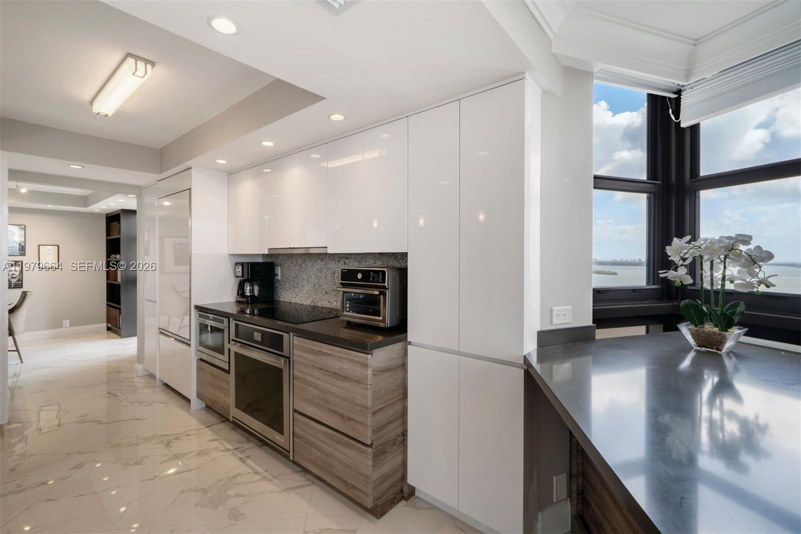TOWERS OF QUAYSIDE CONDO - Residential