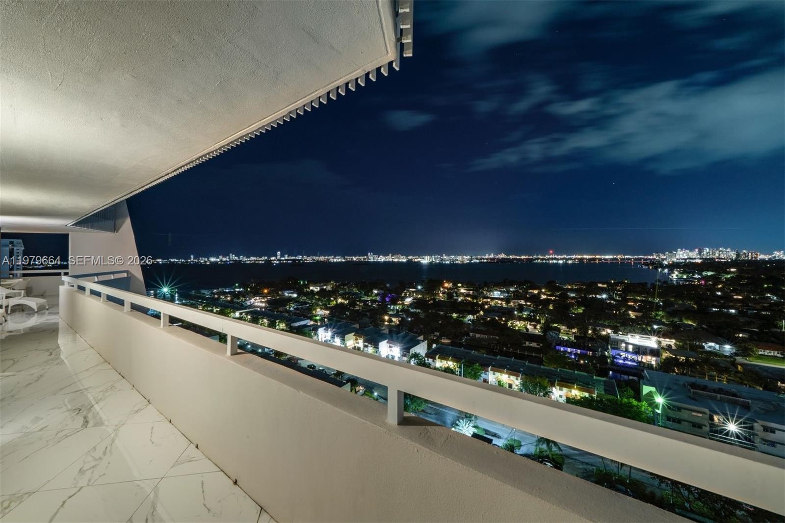 TOWERS OF QUAYSIDE CONDO - Residential