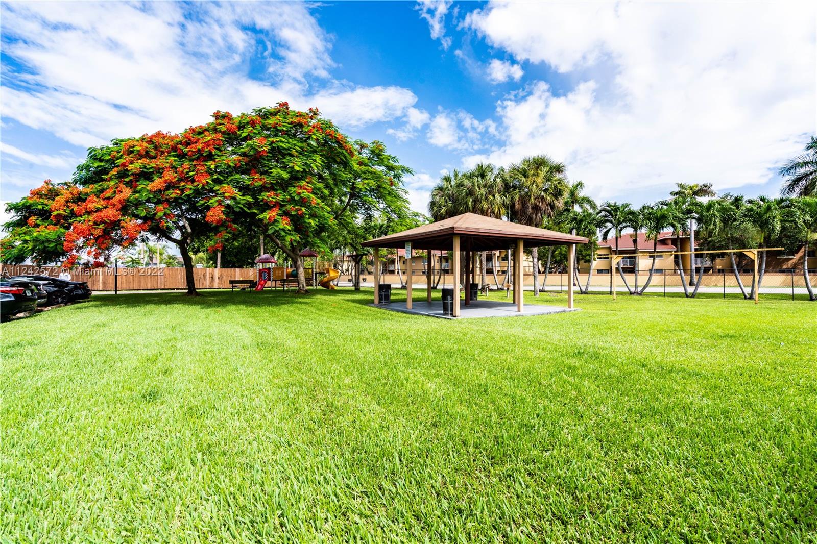 LAGUNA TROPICAL CONDO - Residential