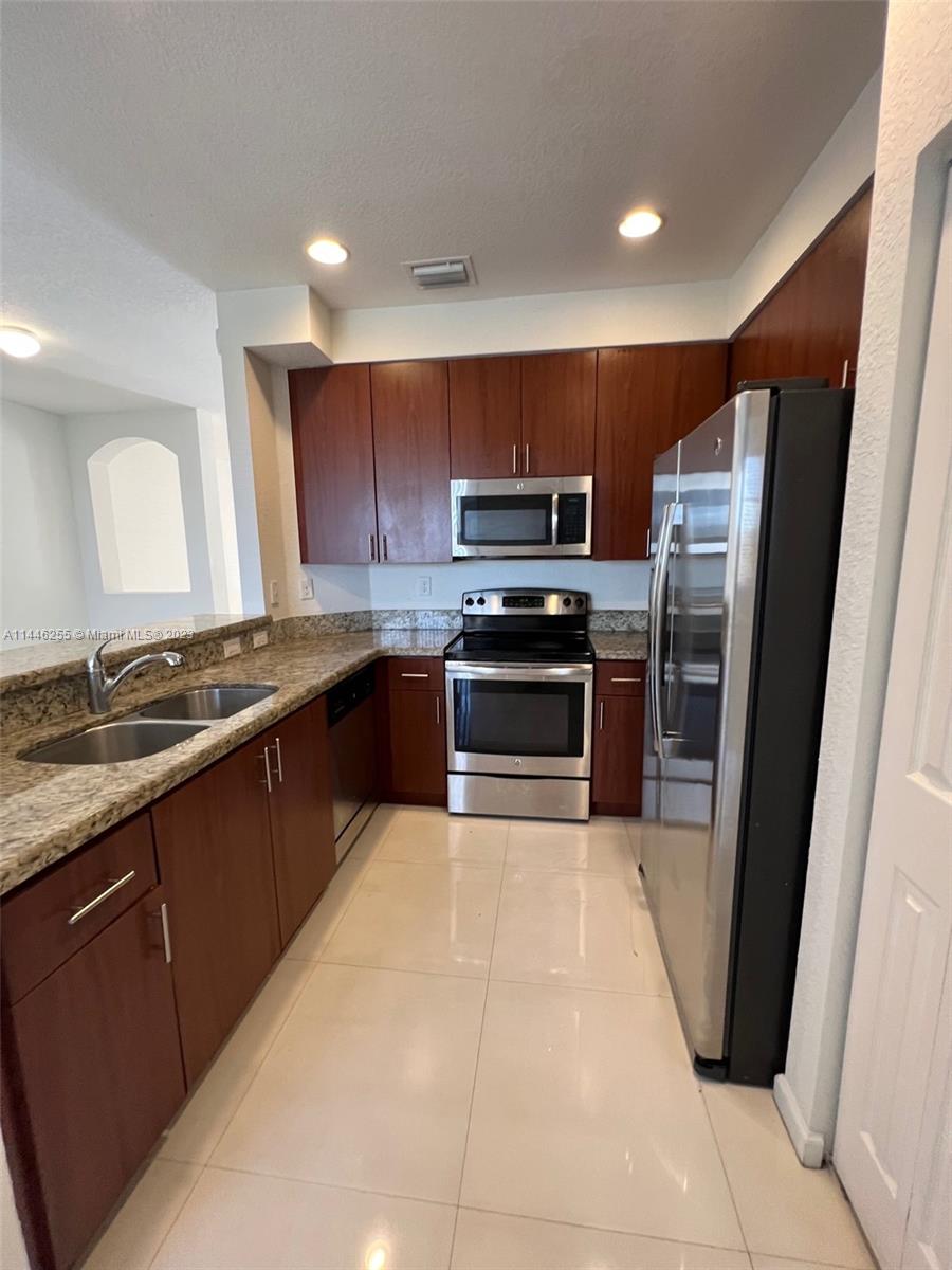 SUNSET LAKE TOWNHOMES - Residential