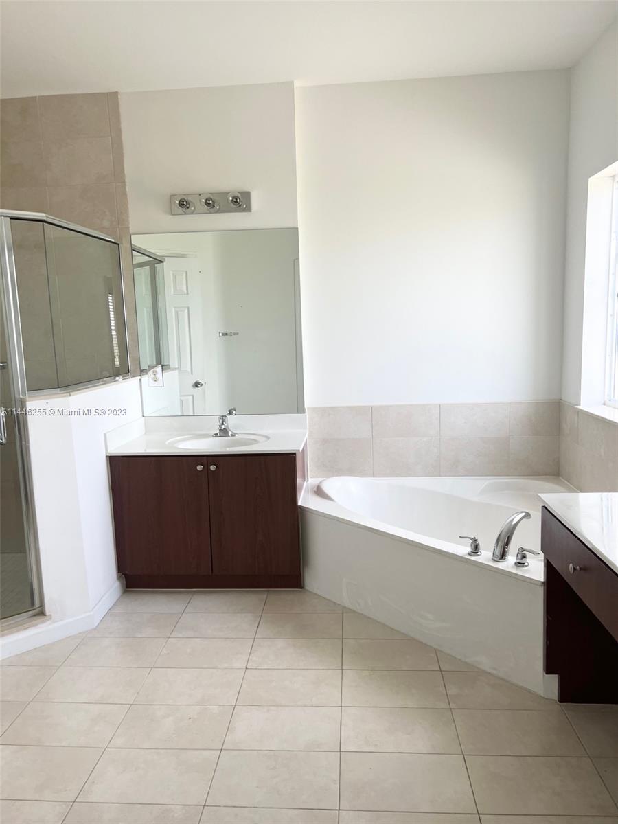 SUNSET LAKE TOWNHOMES - Residential