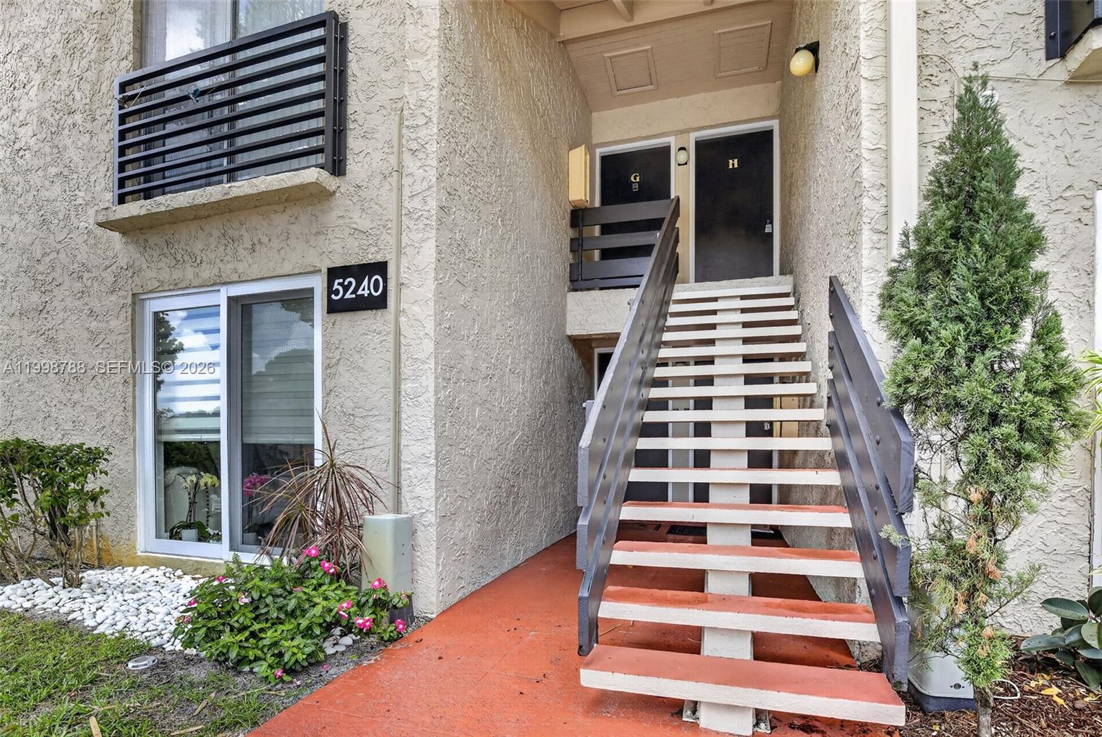 Welcome to this beautifully updated 3-bed, 2-bath residence at Embarcadero Condominium. This home features brand-new flooring throughout (2024) and a tankless water heater installed in 2024.
The kitchen has been updated with modern appliances and includes a brand-new, in-box dishwasher, ready for the new owner. Enjoy the convenience of an in-unit washer and dryer (2024), along with two fully remodeled bathrooms.
Located within a gated community with security, residents enjoy access to a community pool, assigned parking, and ample guest parking.