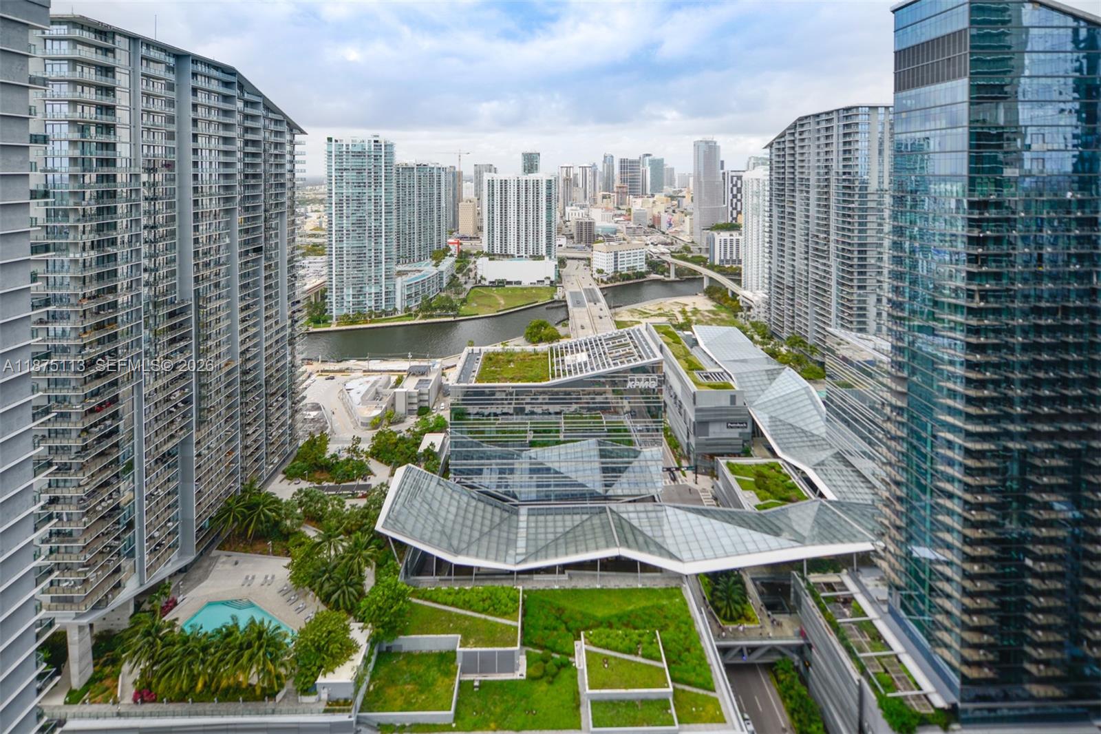 Stunning apartment with spectacular views in the heart of Brickell!
Location, location, location — just steps away from Brickell City Centre, top restaurants, shops, and everything you need within walking distance.

This spacious residence features 3 bedrooms and 3 bathrooms, offering comfort and modern living. Enjoy world-class amenities including:

* Rooftop pool with breathtaking views 
* Family pool and playground 
* Fully equipped gym and relaxing spa 
* Movie theater 
* Event and activity room 
* And so much more!

Don’t miss the chance to live in one of the most desirable areas of Miami, combining luxury, convenience, and lifestyle all in one place.