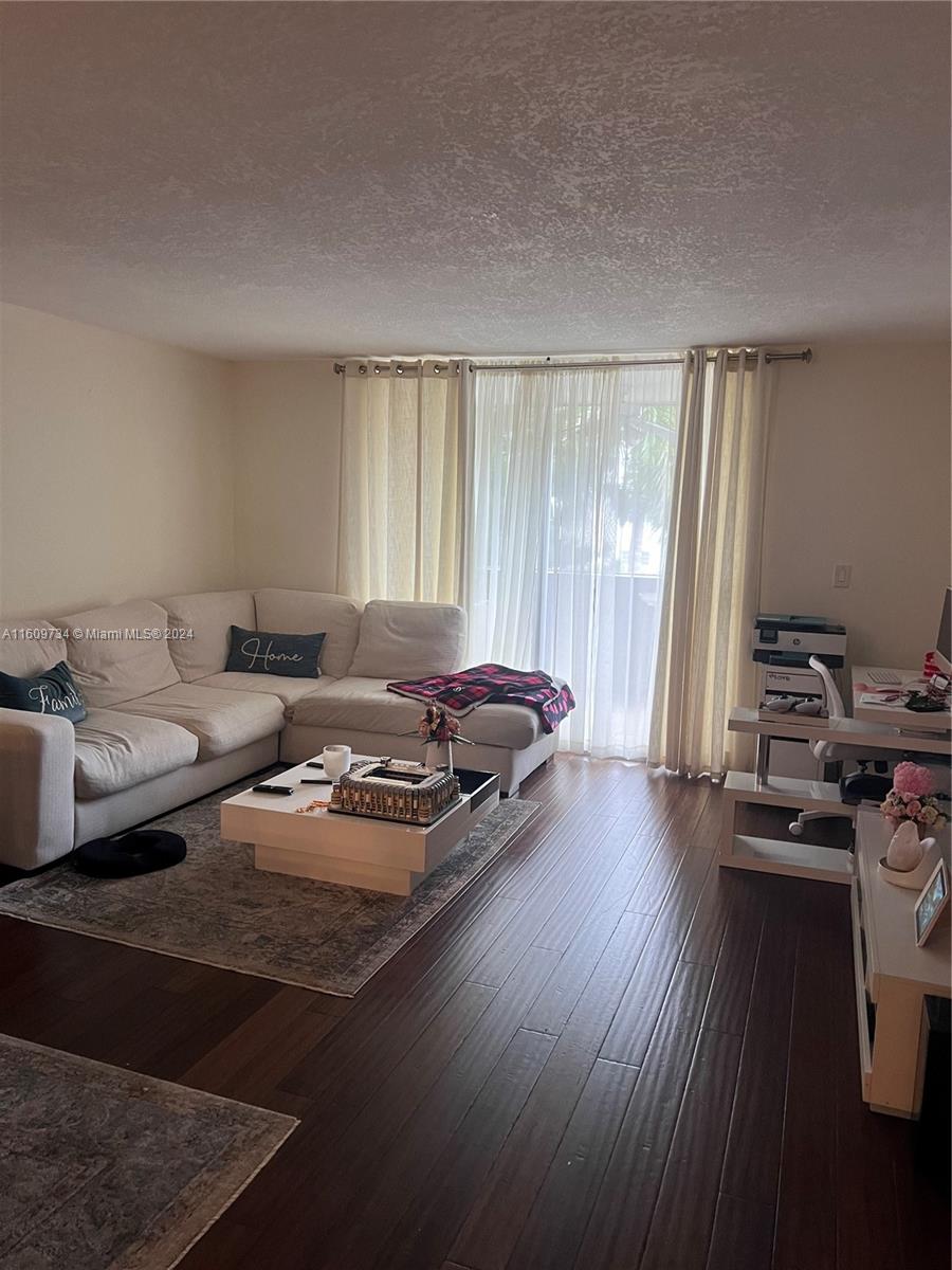 Spatios 2-bedroom,2-bathroom apartament available near beach and shopping!
Enjoy modern finishes, ample natural light and fully equipped kitchen.Conveniently located close to restaurants and cafes.
Don't miss this opportunity to experience beachside living at its finest!