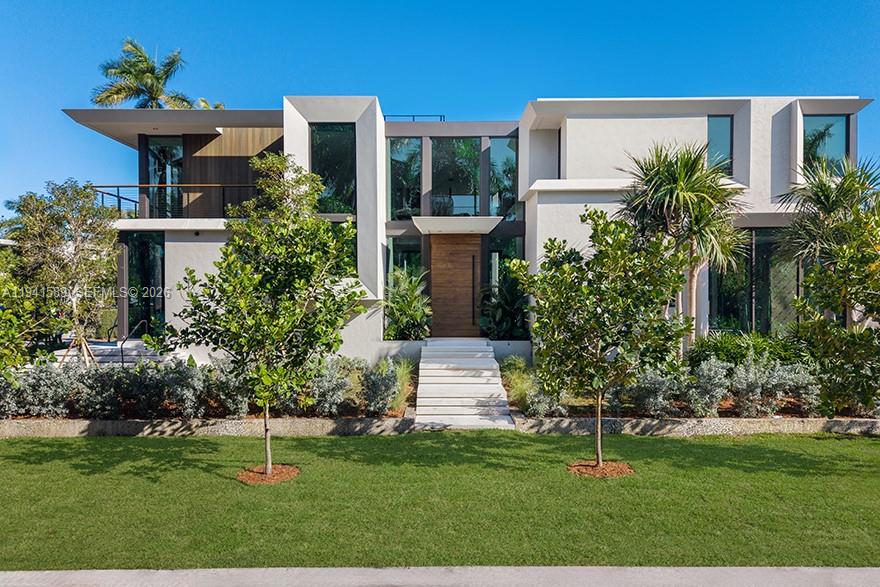 Experience refined living in this brand-new 2026 contemporary oasis on a premier corner lot on the exclusive, guard-gated community of Hibiscus Island. Soaring ceilings & views of the lush backyard welcome you into this thoughtfully designed 6 bedroom & 6.5 bathroom home with 4,725 total SF. Light-filled interiors, organic natural elements and sleek modern finishes throughout. The home will be staged with bespoke furnishings curated by renowned Italian furniture brand Baxter, elevating the interiors with timeless European design. Designed for effortless living and entertaining, the home flows outdoors to a serene pool, summer kitchen, and private rooftop deck—the perfect place to unwind. A rare opportunity for new construction in one of Miami’s most coveted neighborhoods.