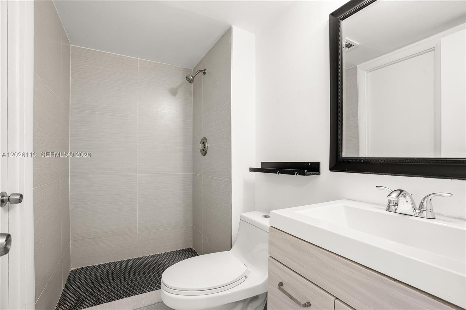 LIME BAY CONDOMINIUM 5 - Residential Lease