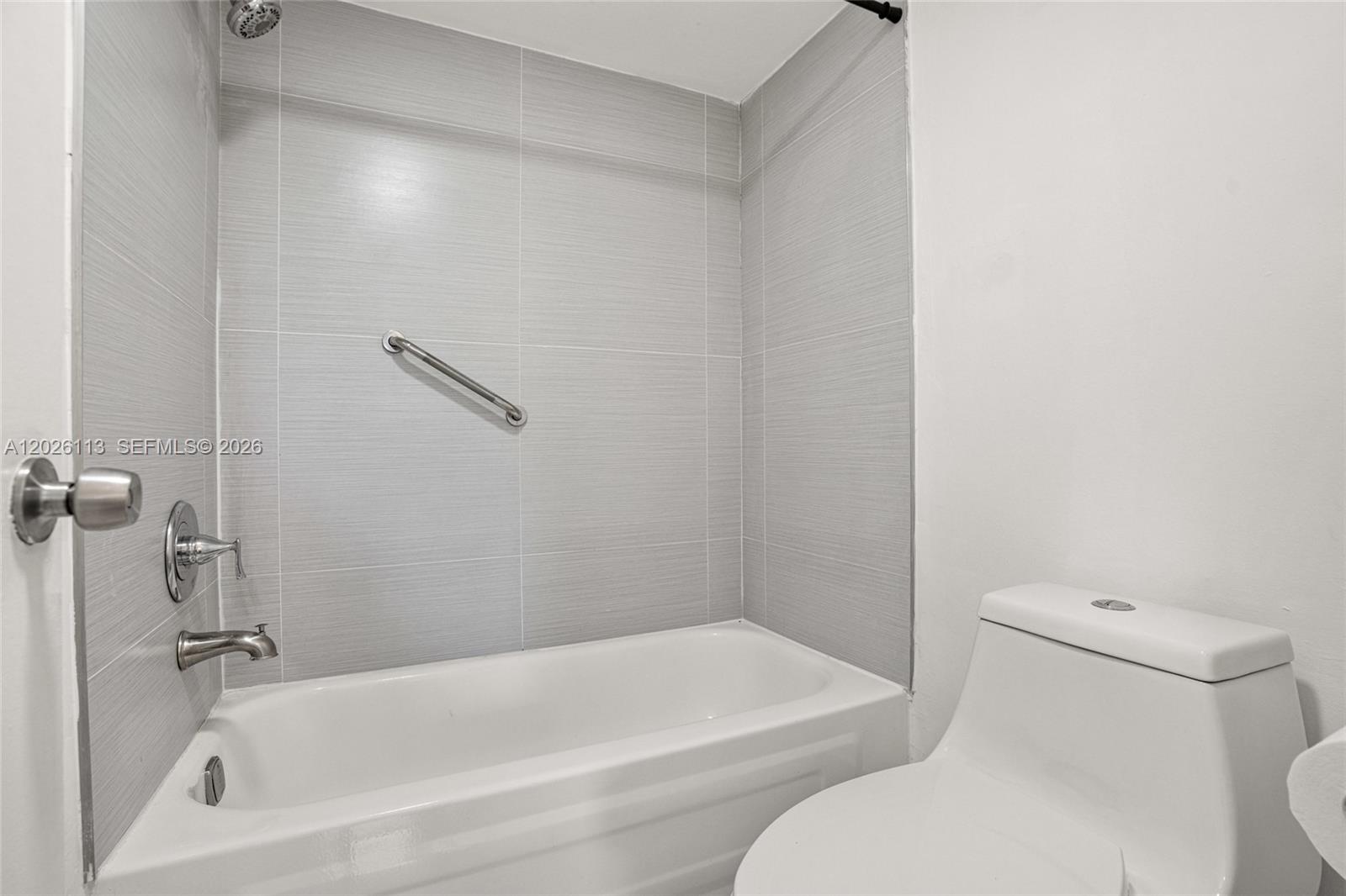 LIME BAY CONDOMINIUM 5 - Residential Lease