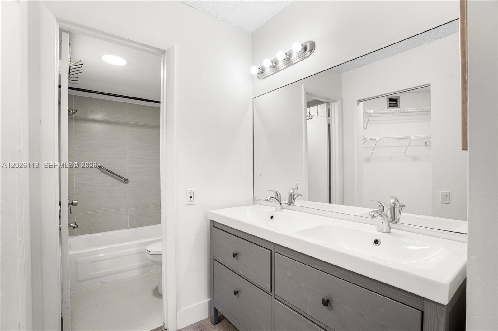 LIME BAY CONDOMINIUM 5 - Residential Lease