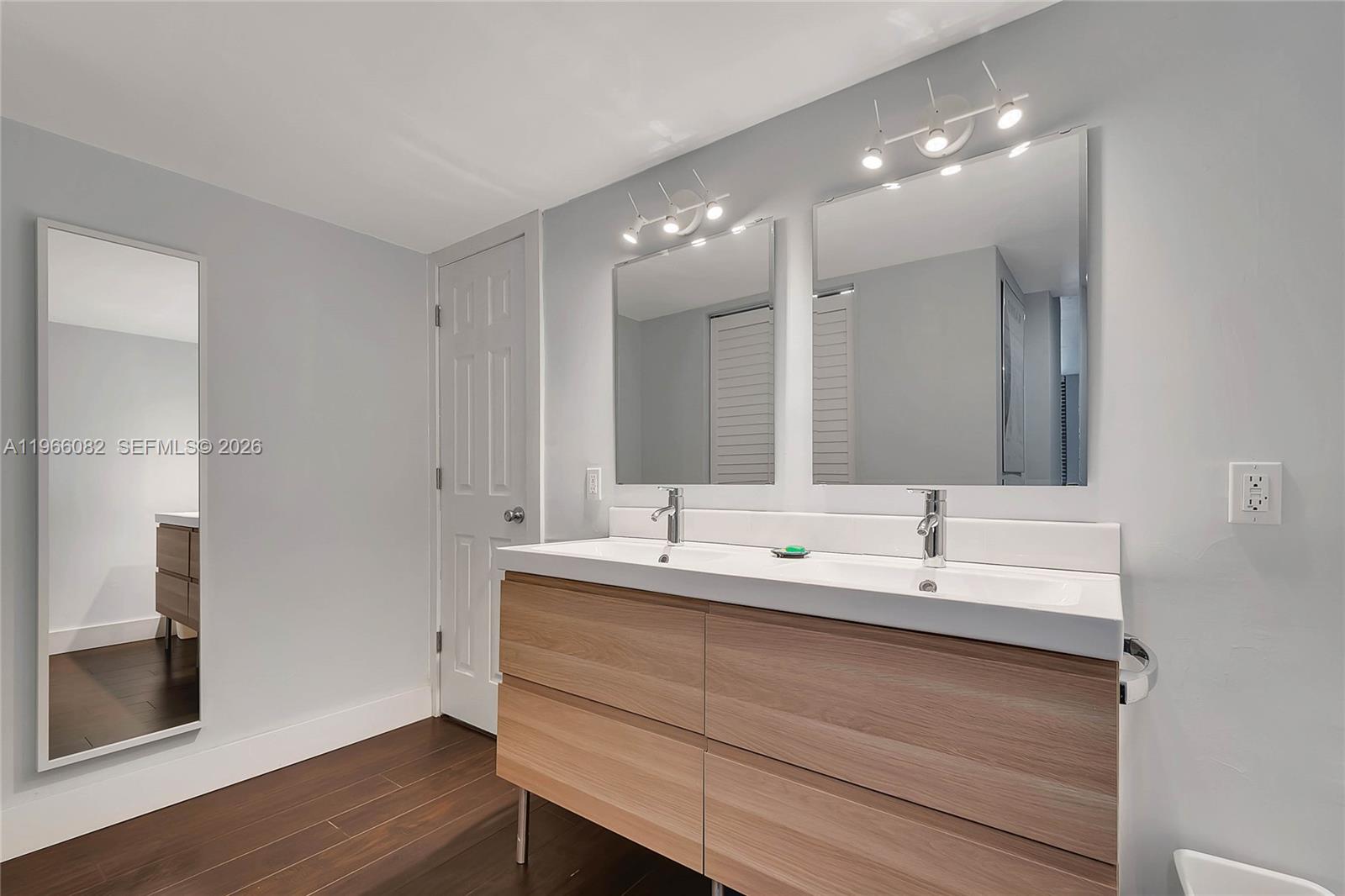 KEY BISCAYNE ONE HUNDRED - Residential