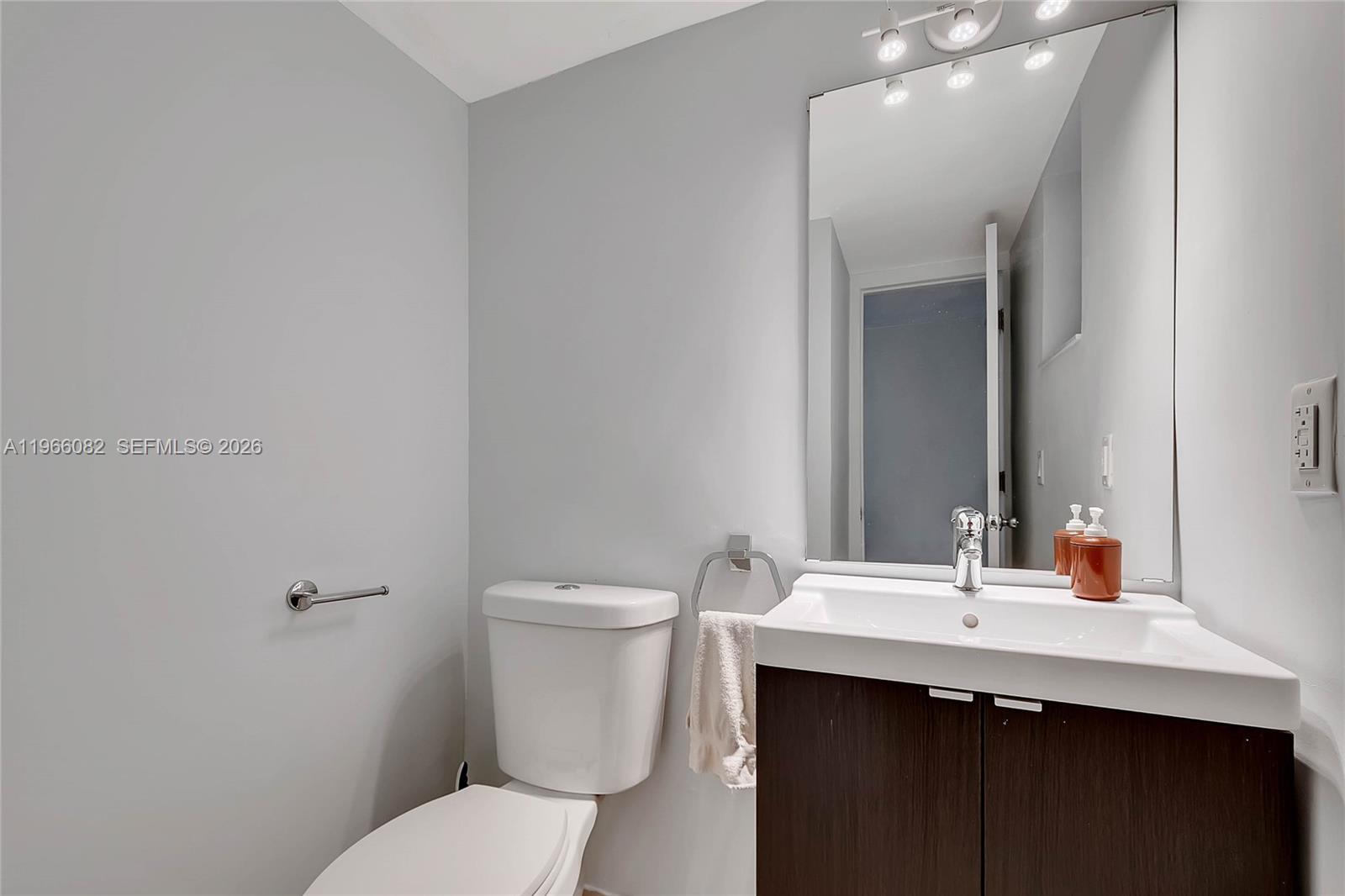 KEY BISCAYNE ONE HUNDRED - Residential