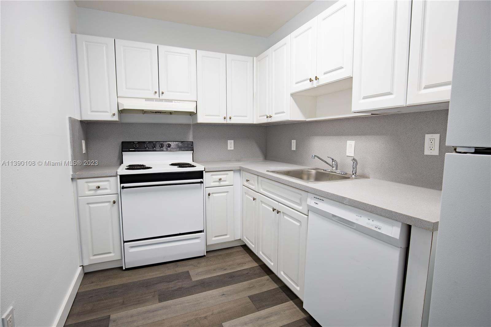 LAWRENCE ESTATE LAND CO - Residential Lease