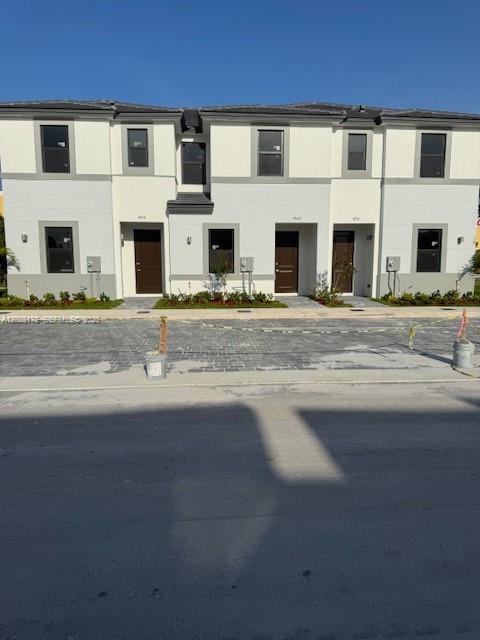 New construction of 45 Villas, ready to move in. 3 and 4 bedrooms available. Full background required. Approval required. 
3 bedrooms and 3 bathrooms. One bedroom and full bathroom on 1st floor. Easy to show.