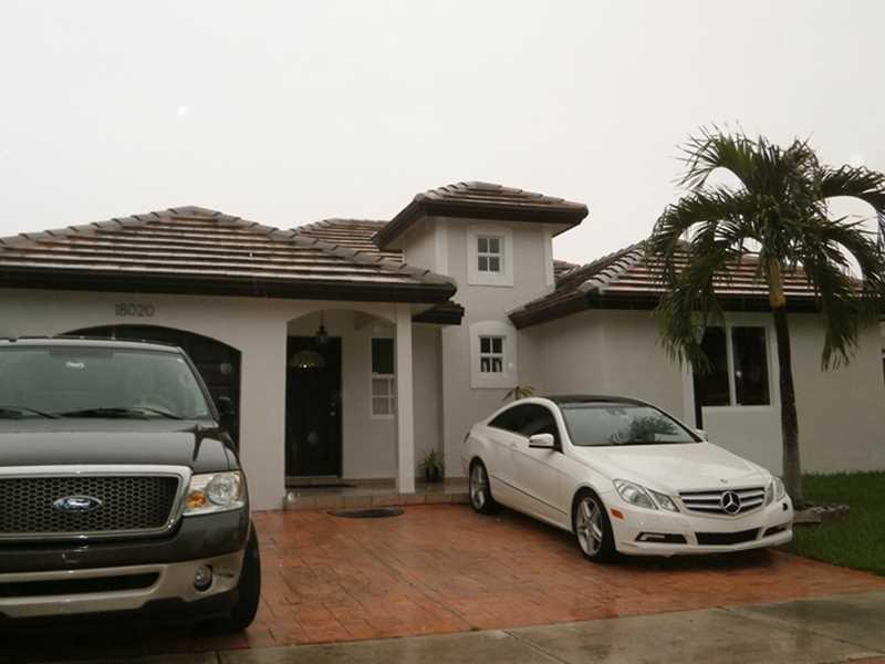 BEAUTIFUL ONE STORY 4 BEDS 2 BATH HOUSE , OPEN FLOOR PLAN, NEW 24X24 WHITE PORCELAIN FLOOR THROUGHOUT, NEW FLAT TILE ROOF, AMPLE BEDROOMS, PROFESSIONALLY PAINTED INSIDE AND OUT, STAMPED CONCRET DRIVEWAY AND BACK PATIO. 1 CAR GARAGE. YOUR CLIENTS WILL LOVE  IT.**NO ASSOCIATION**. OWNER OCCUPIED, CALL L/A.