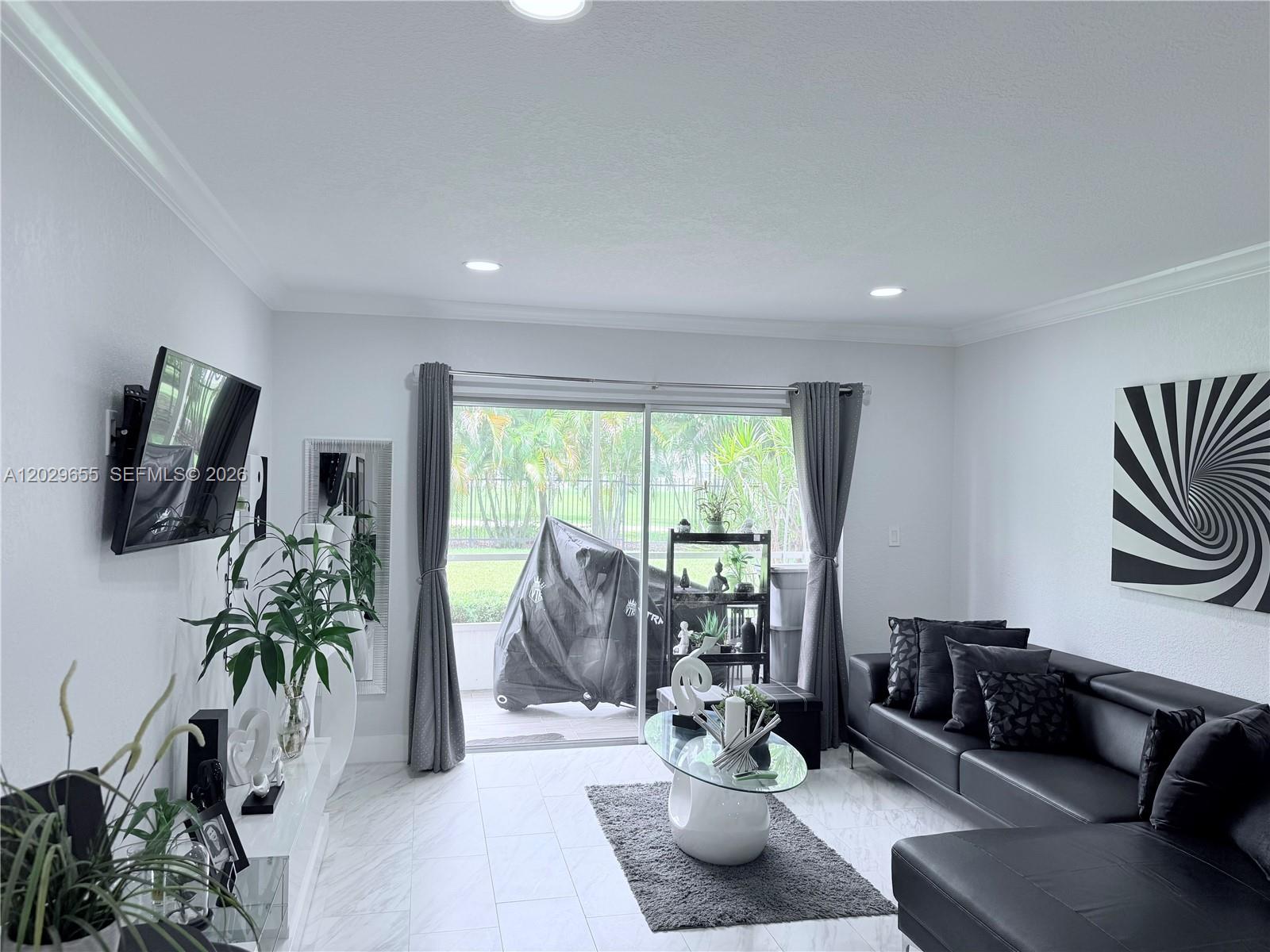 HILLCREST NO.5 CONDO - Residential