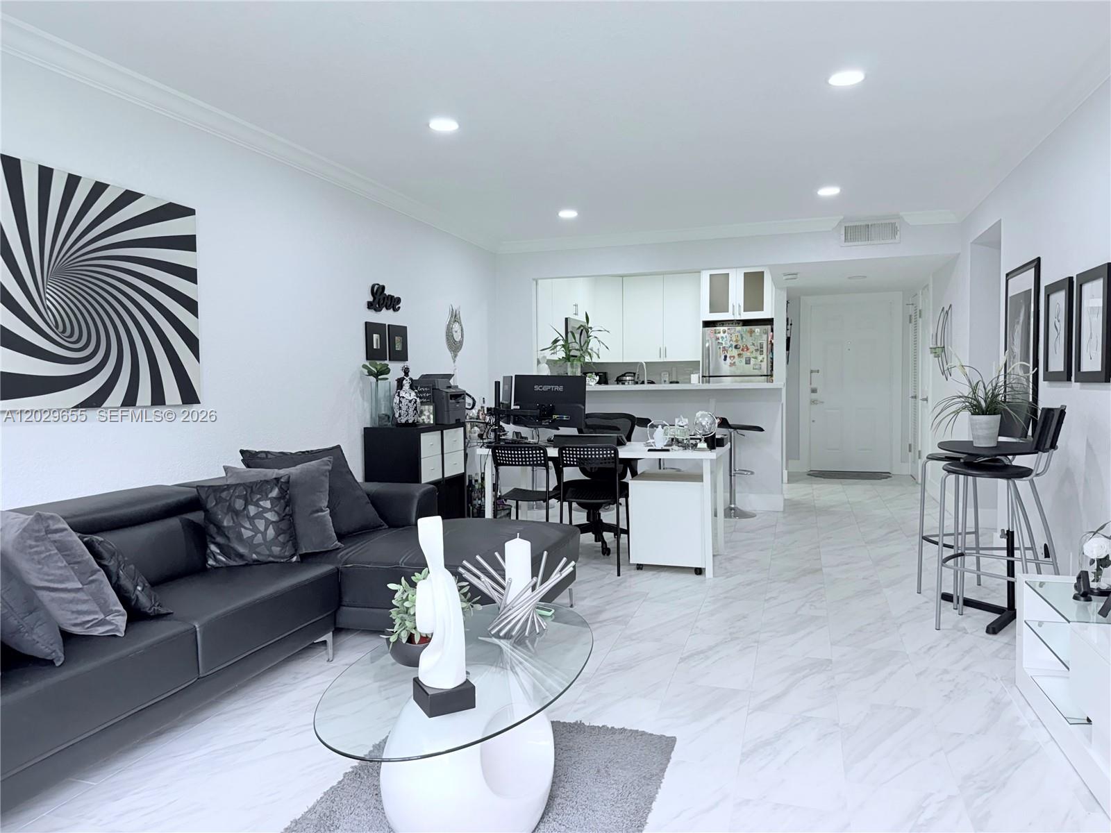 HILLCREST NO.5 CONDO - Residential