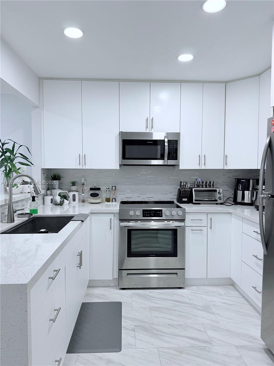 HILLCREST NO.5 CONDO - Residential