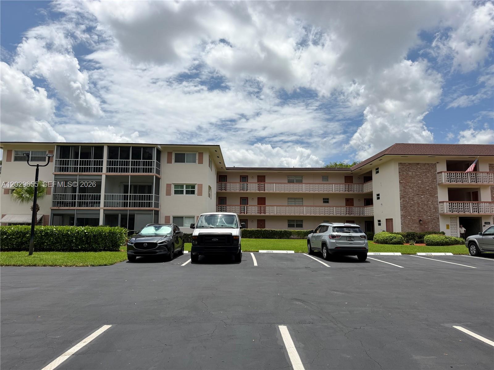 HILLCREST NO.5 CONDO - Residential