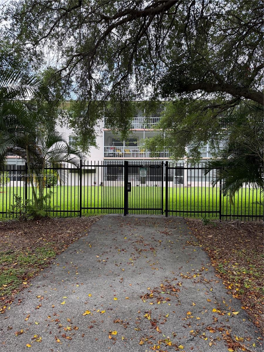 HILLCREST NO.5 CONDO - Residential
