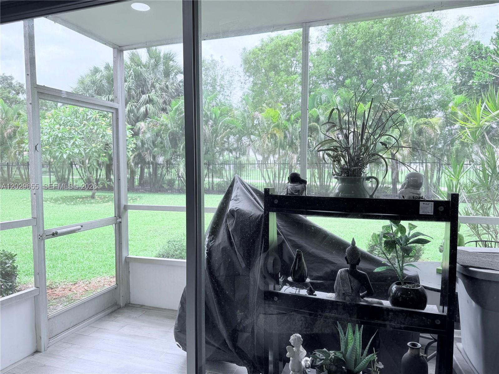 HILLCREST NO.5 CONDO - Residential