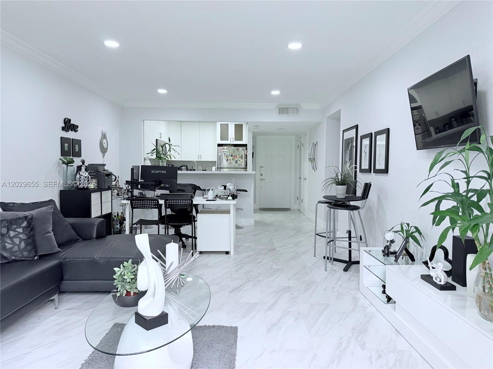 HILLCREST NO.5 CONDO - Residential