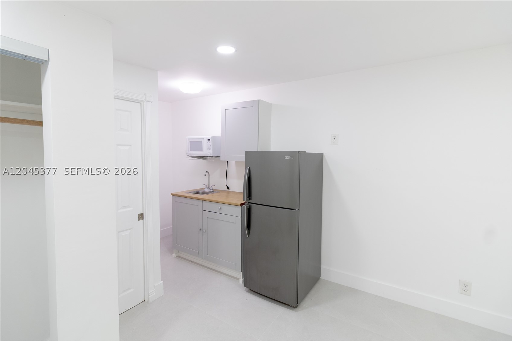 HOLLYWOOD BEACH GARDENS - Residential Lease