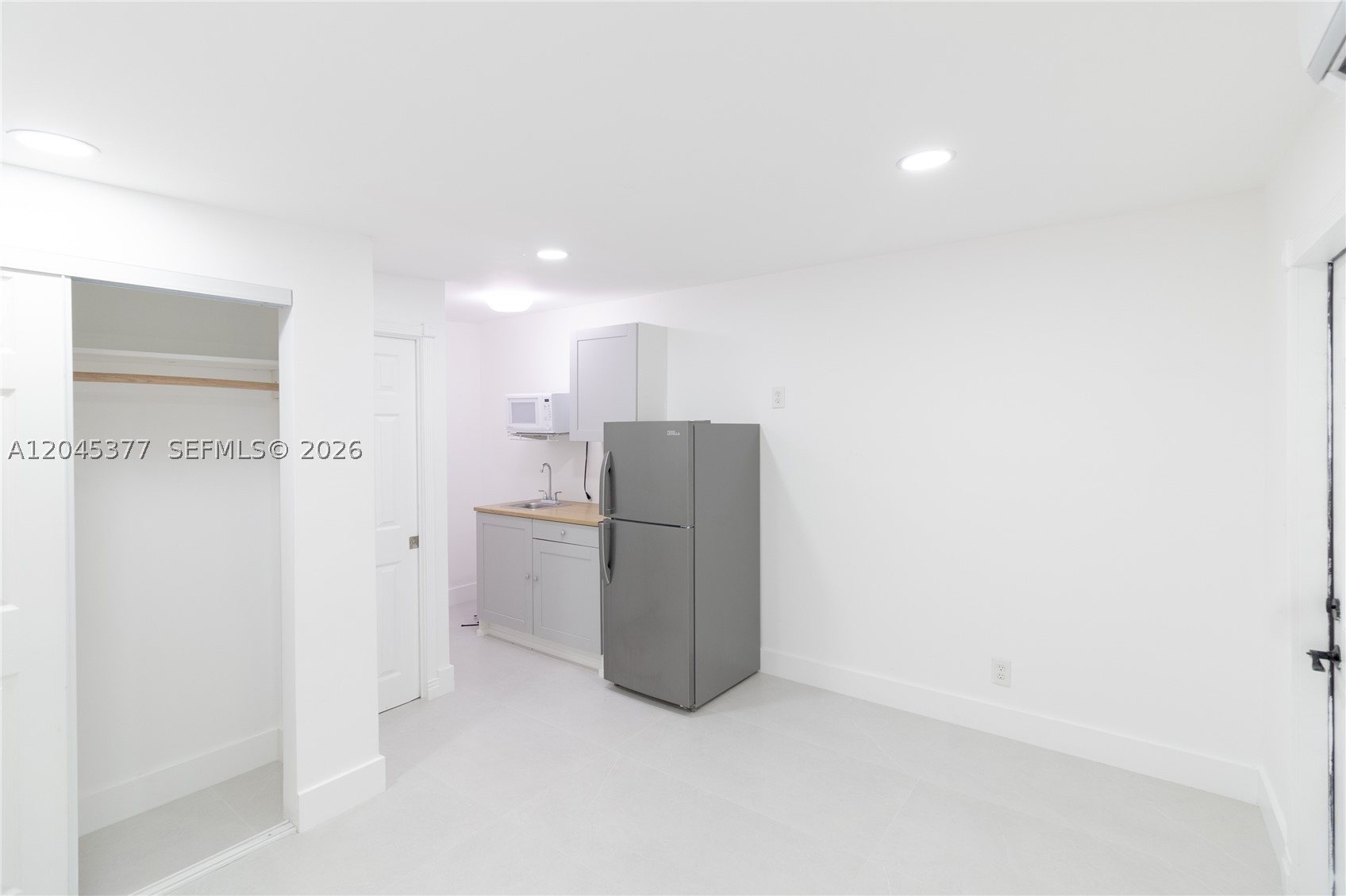 HOLLYWOOD BEACH GARDENS - Residential Lease