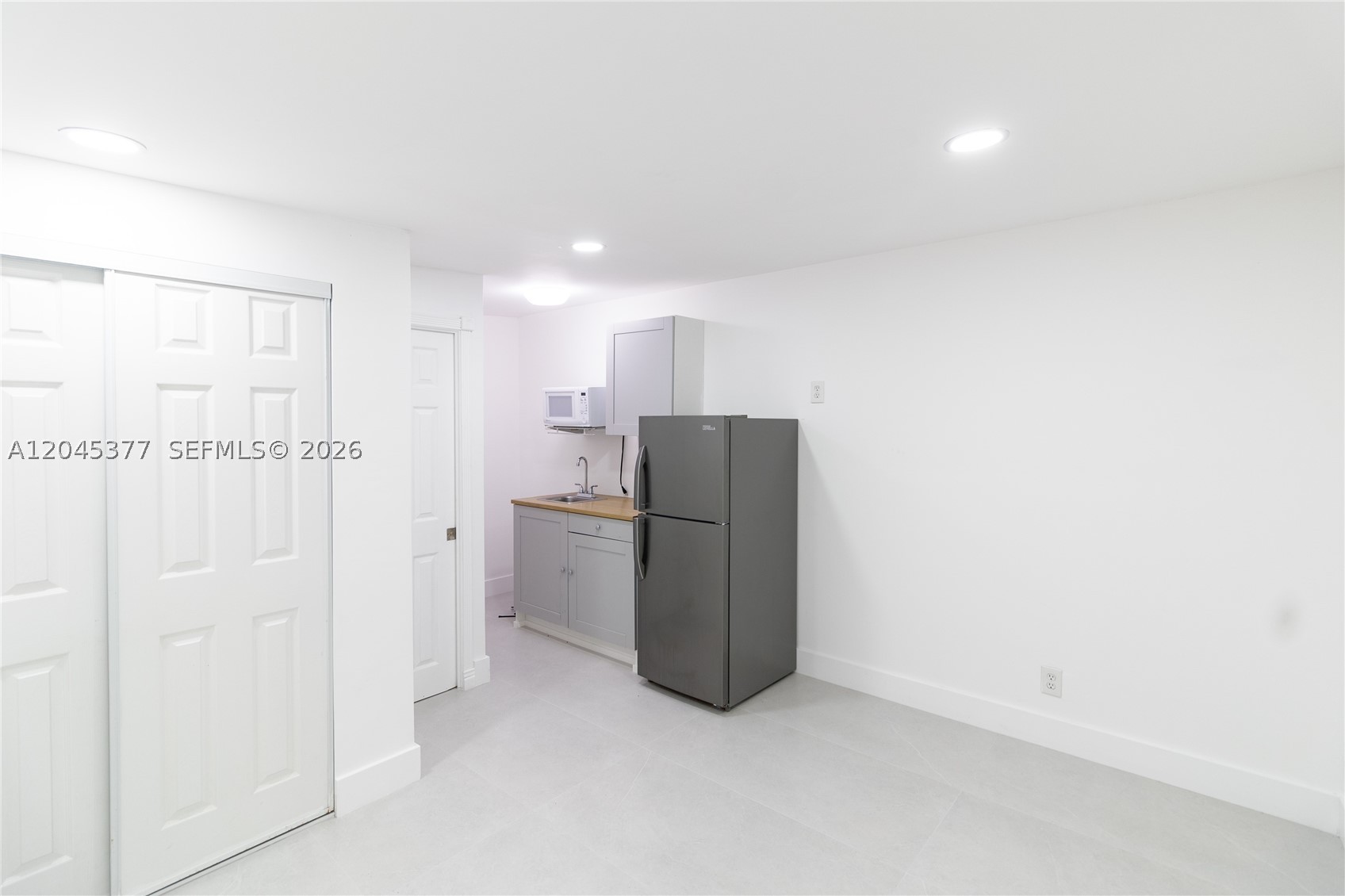 HOLLYWOOD BEACH GARDENS - Residential Lease
