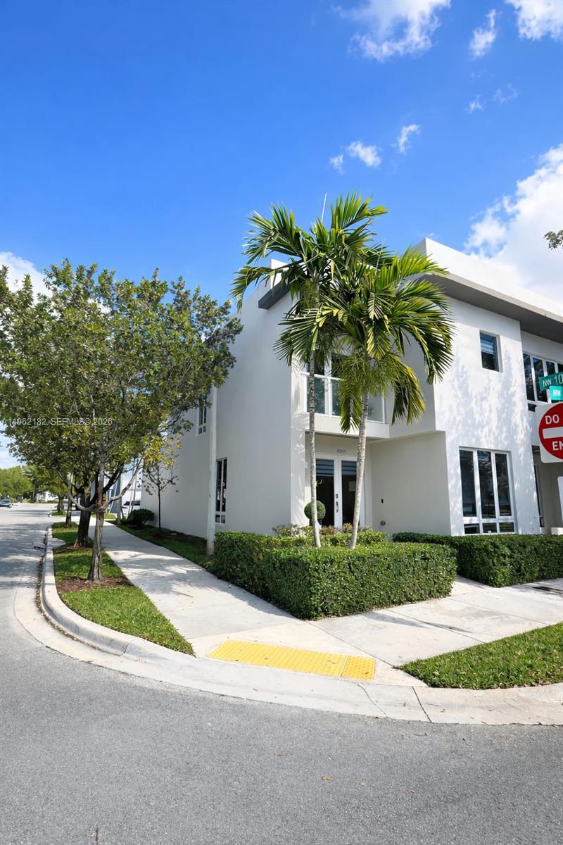 Beautiful modern townhouse

Corner unit in Landmark at Doral with excellent privacy, natural light, and a prime location within the community.

4 bedrooms, 3 full bathrooms, 1,826 sq ft. Built in 2015.

This property is part of the first phases of construction in the complex, renowned for their high-quality finishes and building materials.

It features 5 easily accessible parking spaces, a rare advantage in this community and especially convenient compared to other units.

Recently renovated kitchen, flooring, and patio. Modern decor, private patio, and move-in ready.

Gated community with 24/7 security, low HOA fees, and excellent management.

Excellent opportunity in one of Doral's most sought-after communities.