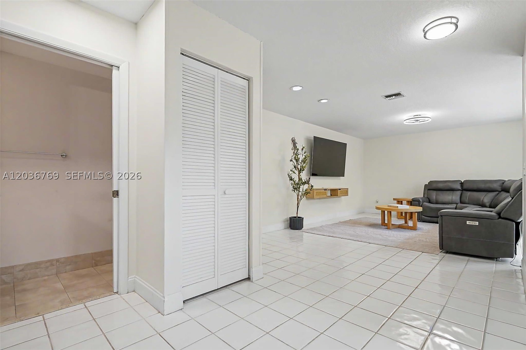 EMBASSY LAKES - Residential Lease