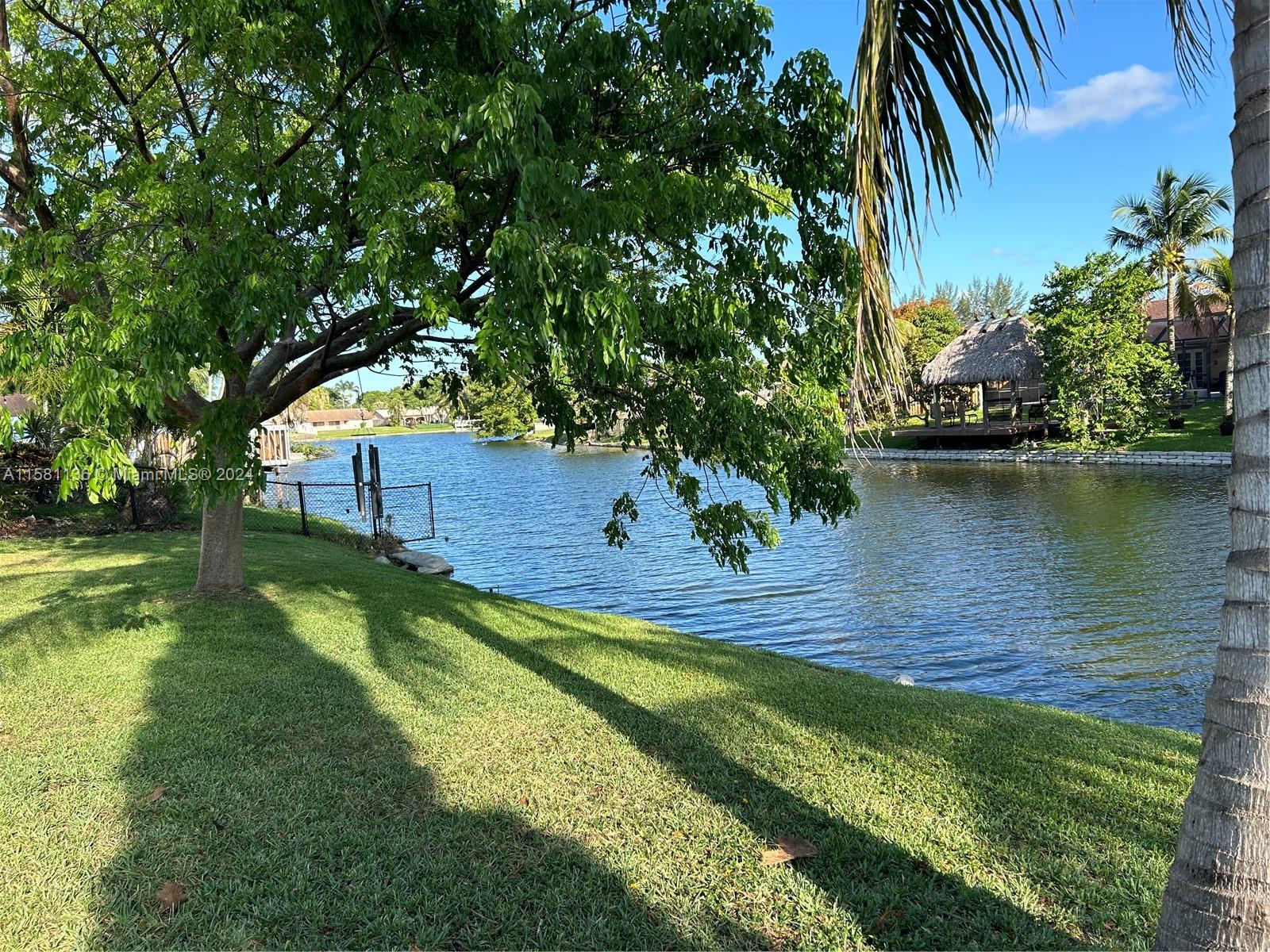 ROLLING HILLS LAKE ESTATE - Residential