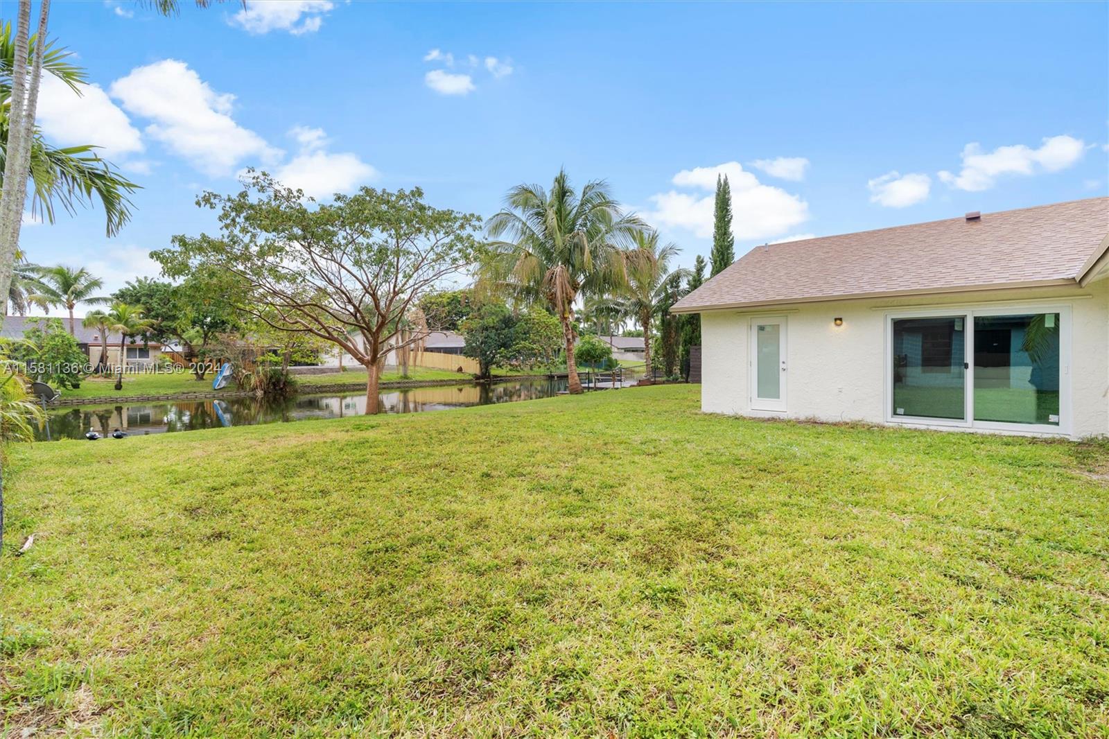 ROLLING HILLS LAKE ESTATE - Residential