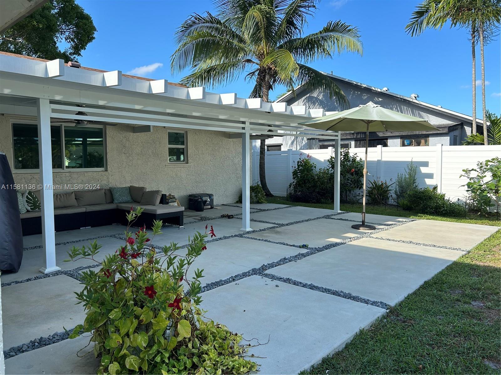 ROLLING HILLS LAKE ESTATE - Residential