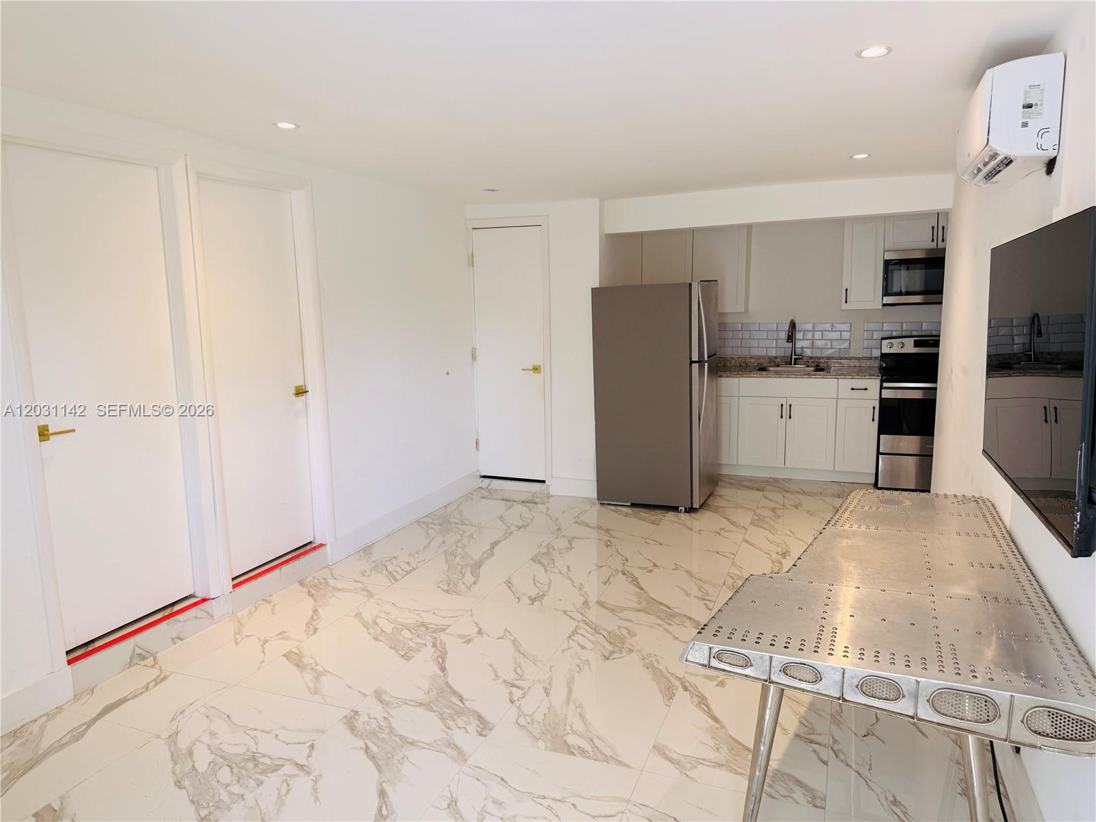 CENTRAL GOLF SEC OF HOLLY - Residential Lease