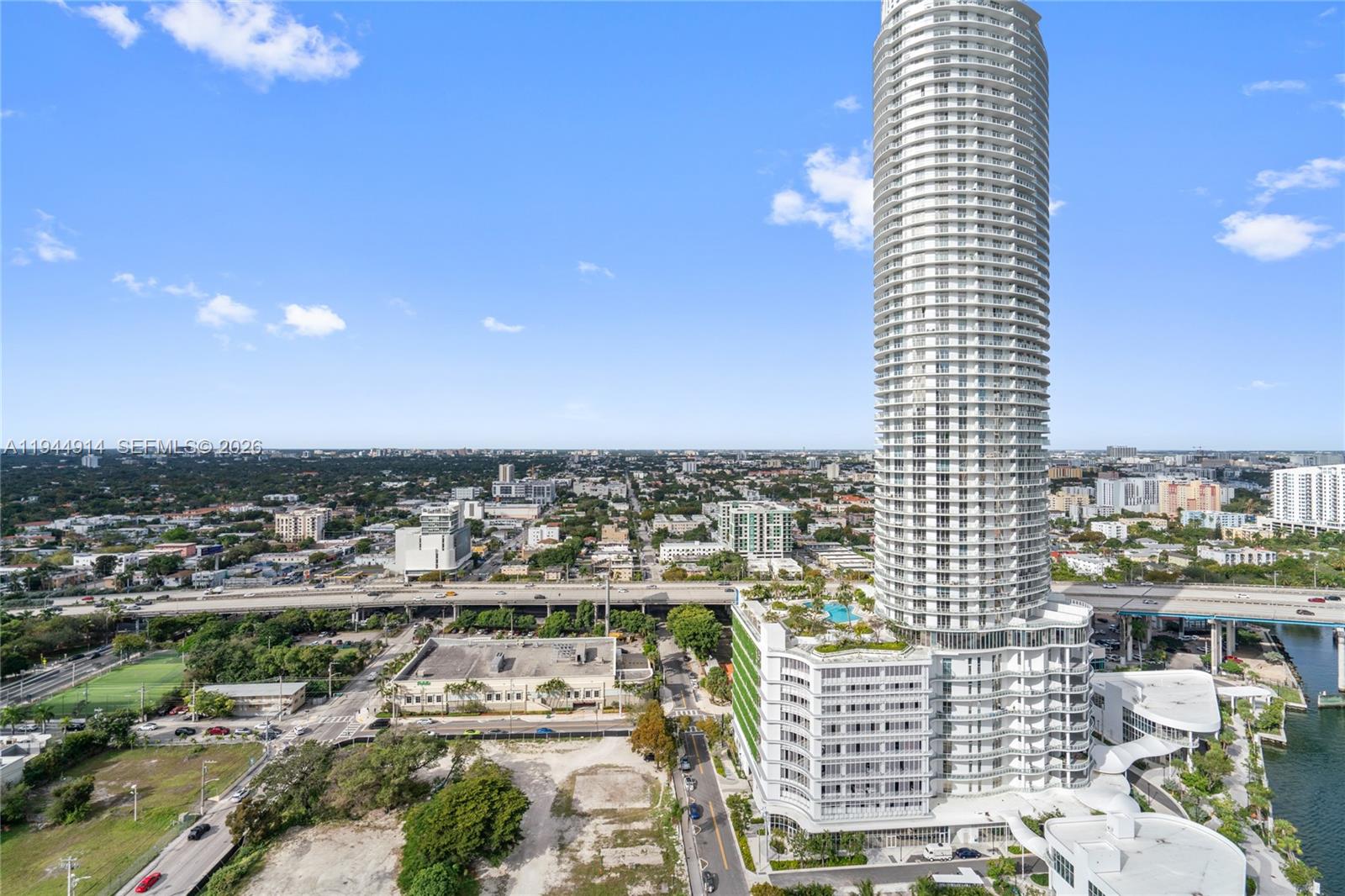 LATITUDE ON THE RIVER CON - Residential
